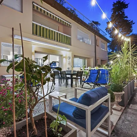 Ng - A 10 Mn Du Palais Des Festivals * Cannes